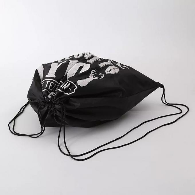 Le logo a imprimé des sacs de cadeau de cordon/des sacs de cordon noirs coton de voyage